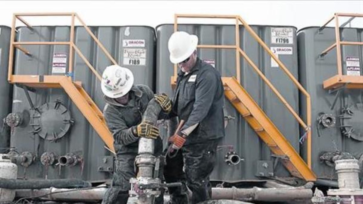 Una planta de extracción de hidrocarburos con 'fracking', en Dakota del Norte.-