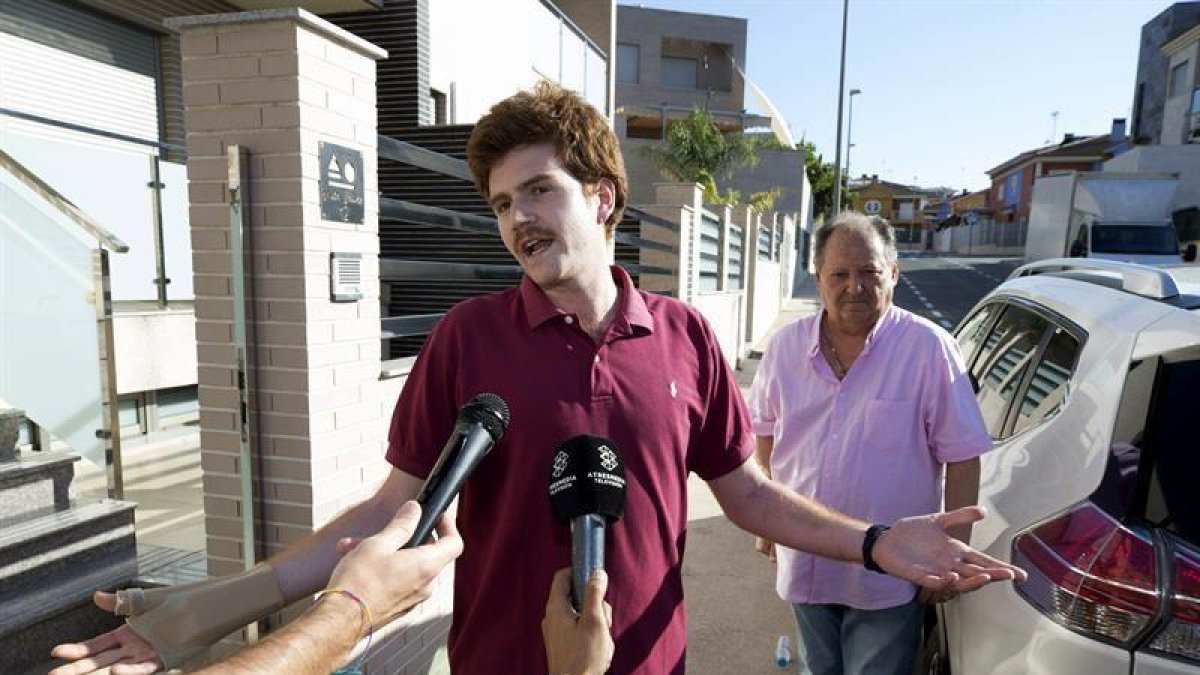 El joven herido en el último atentado de Londres, Alejandro Martínez Saura (i), junto a su abuelo José Luis Saura (d), en la puerta de su casa en la pedanía murciana del Esparragal, hoy despúes de viajar desde Londres en coche con sus padres y su novia, y-EFE