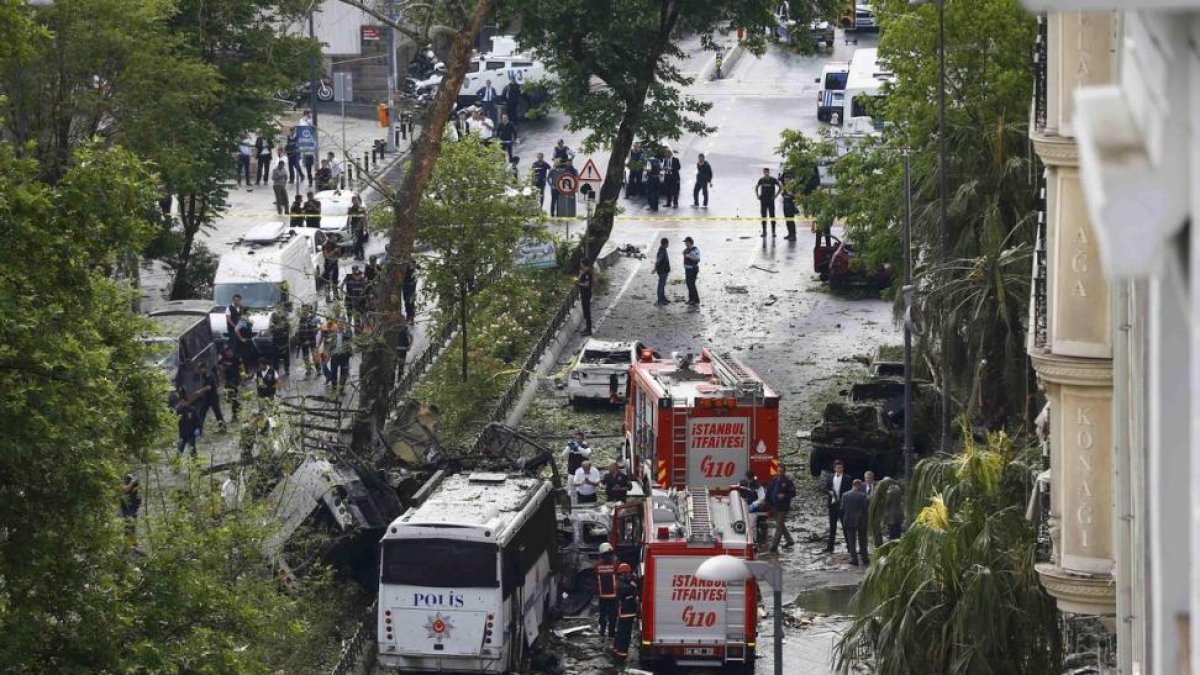 Servicios de emergencias rodean el autobús objeto del ataque, este martes en el centro de Estambul.-REUTERS