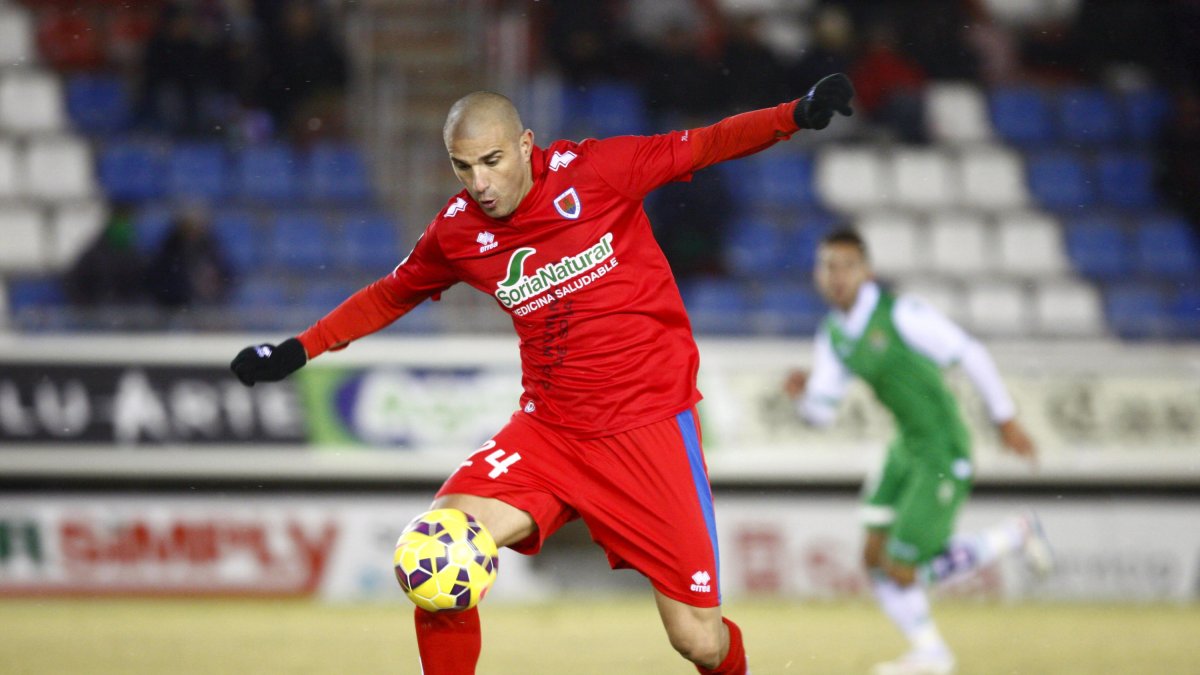 Carlos Aranda en una de sus etapas como jugador del Numancia. El delantero ha sido uno de los mejores fichajes en el mercado invernal de los sorianos. HDS