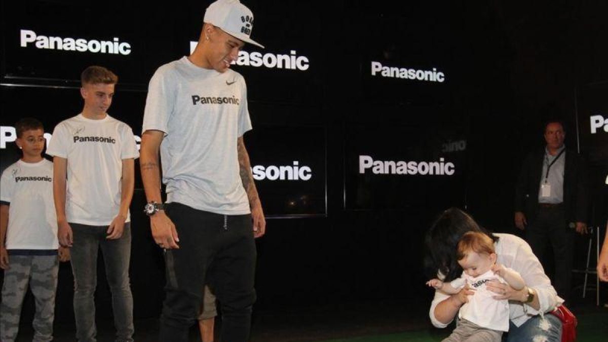Neymar. en un acto promocional con uno de sus patrocinadores.-IGNASI PAREDES