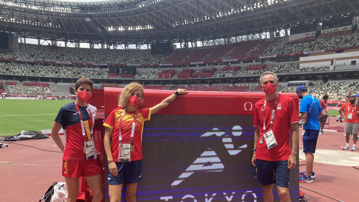 Marta Pérez, a la izquierda de la imagen, en el Estadio de Tokio junto con Carolina Robles y Antonio Serrano. Twitter Marta Pérez