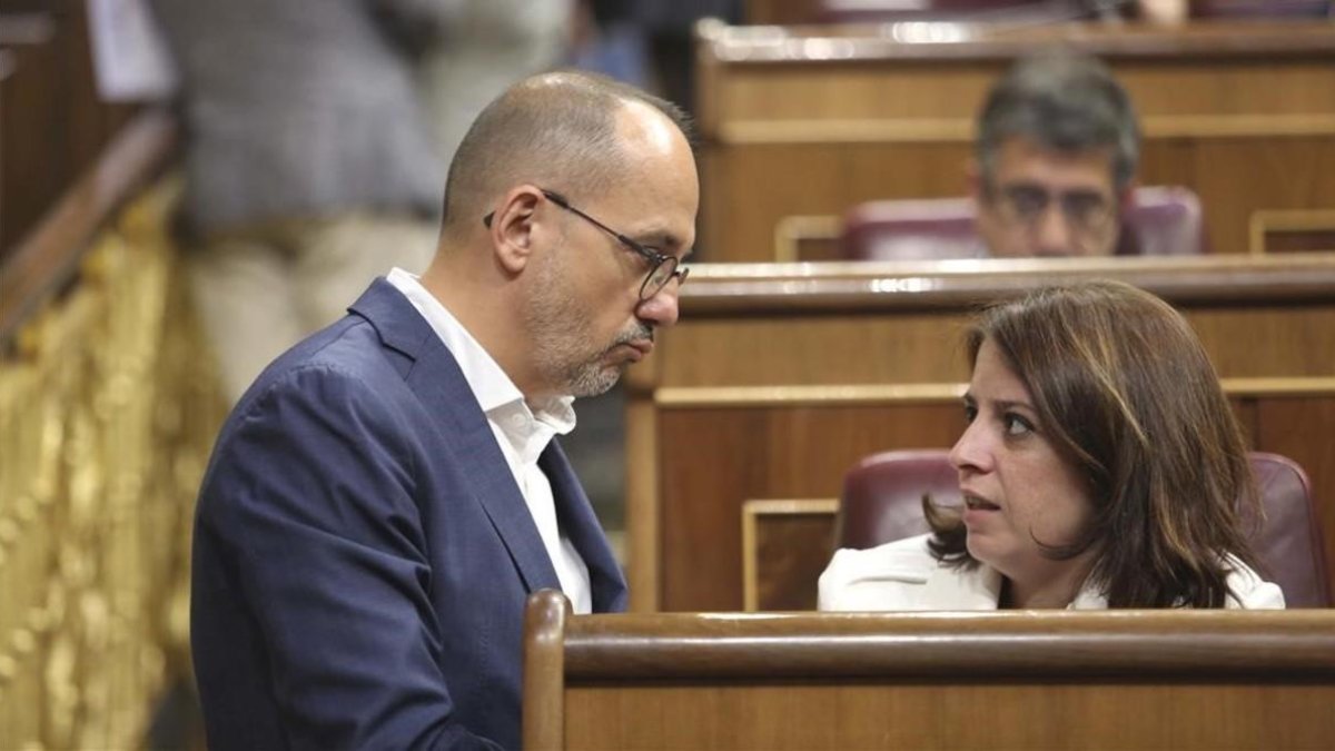 El portavoz del PDECat en el Congreso, Carles Campuzano, habla con su homóloga socialista, Adriana Lastra.-DAVID CASTRO