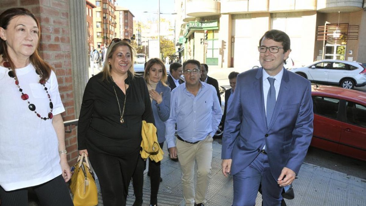 Alfonso Fernández Mañueco, a su llegada a la sede del PP de Soria.-Valentín Guisande