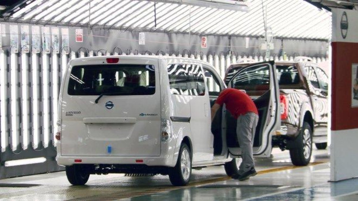 La furgoneta eNV200 y los pick-up, unicos modelos de la marca en Zona Franca.-NISSAN