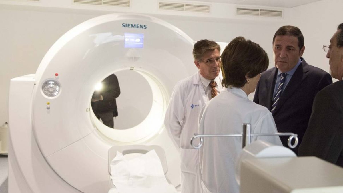 El consejero de Sanidad, Antonio María Sáez, presenta la nueva Unidad de PET TAC del Complejo Asistencial Universitario de Salamanca-Ical