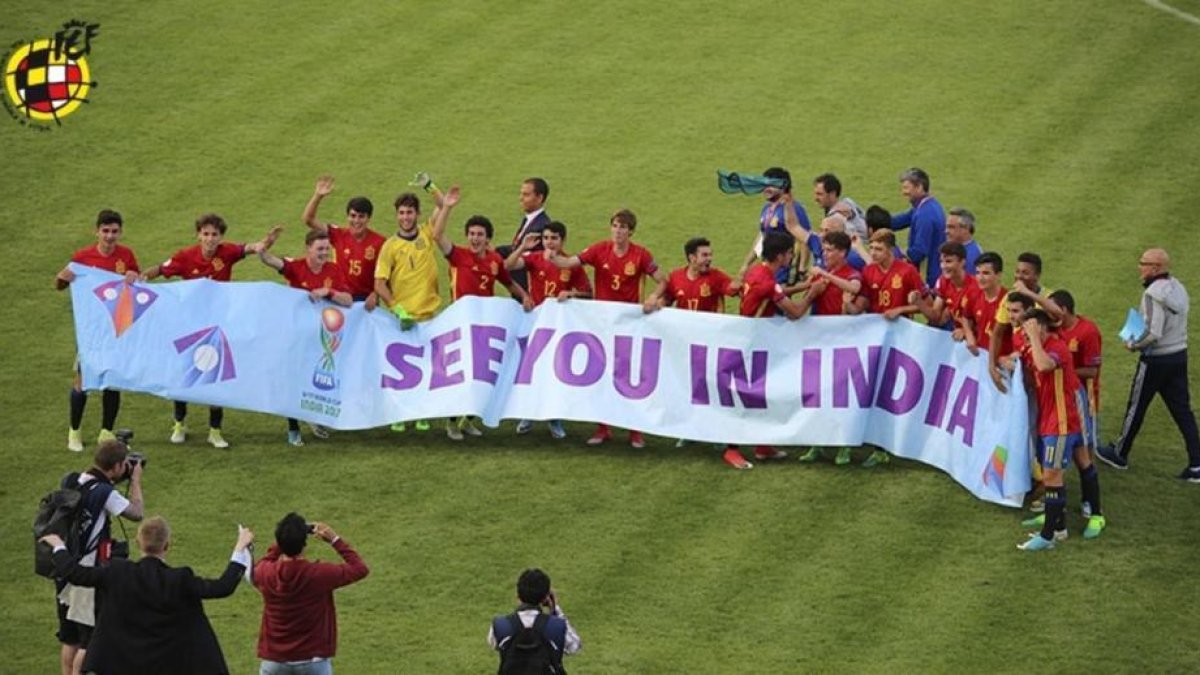 Los jugadores de la selección española sub-17 celebran la clasificación pata el Mundial tras meterse en semifinales del Europeo.-SEFUTBOL