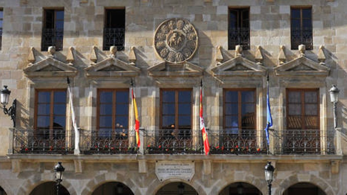 Fachada del Ayuntamiento de Soria. VALENTÍN GUISANDE-