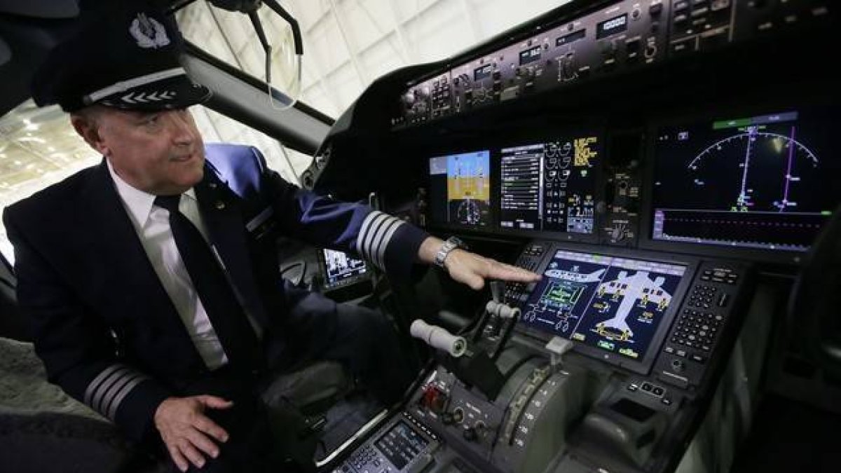 El capitán Bruce Johnson muestra la sala del piloto del nuevo Boeing 787 Dreamliner.-Foto: AP / LM Otero