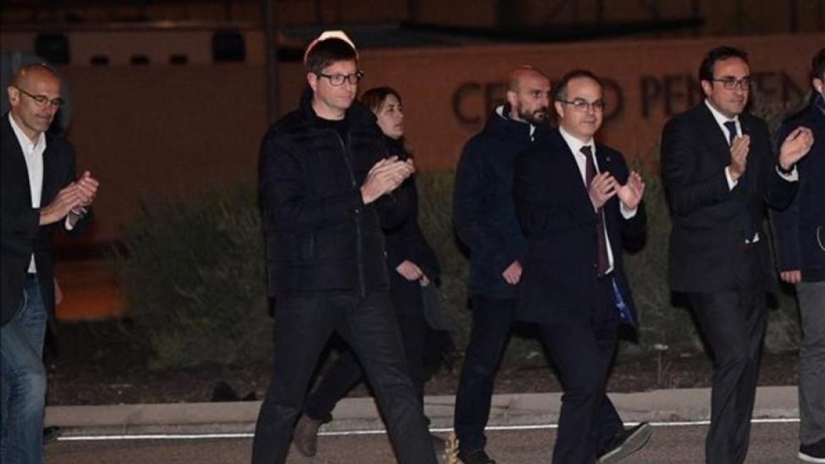 Los exconsellers Raül Romeva, Carles Mundó, Jordi Turull y Josep Rull salen de la prisión de Estremera-PIERRE-PHILIPPE MARCOU (AFP)