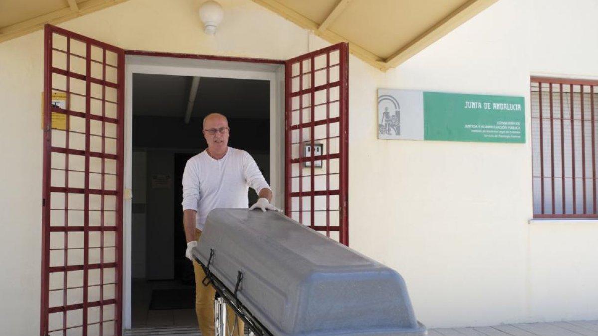 Llegada de los restos mortales de Blesa al Instituto Anatómico Forense de Alcolea.-DIARIO DE CÓRDOBA / MANUEL MURILLO