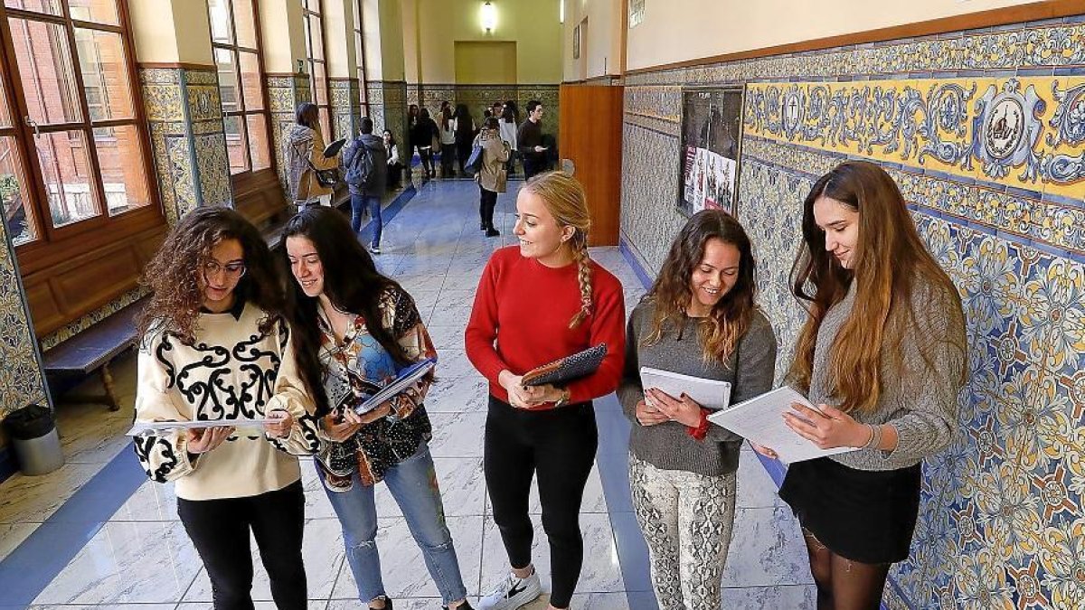 Estudiantes de la Facultad de Derecho de la Universidad de Valladolid.-J.M. LOSTAU