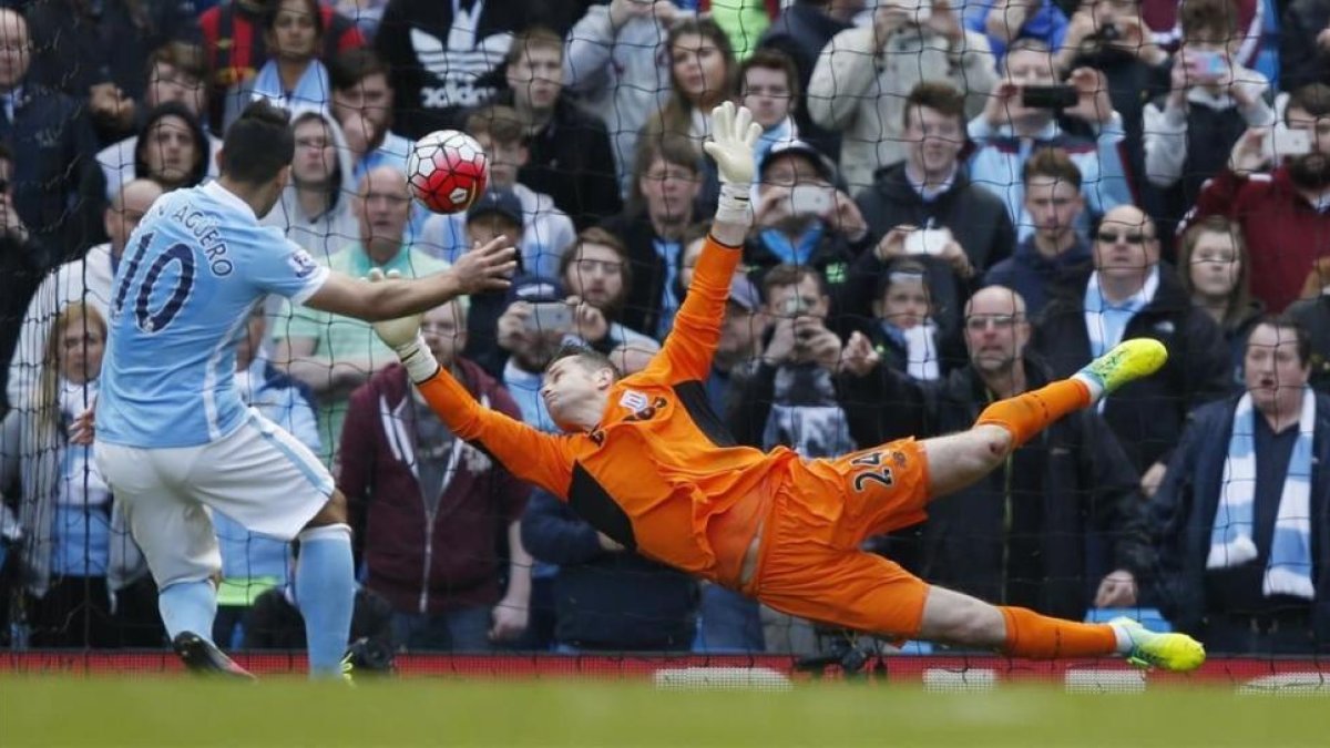 Agüero transforma un penalti en el partido entre el Manchester City y el Stoke.-REUTERS / ANDREW YATES