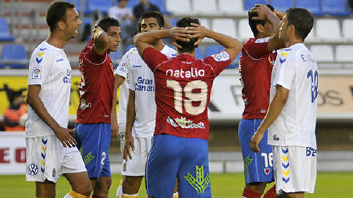 Gaffoo, Natalio y Juanma se lamentan en el partido jugado ante Las Palmas. / Diego Mayor-