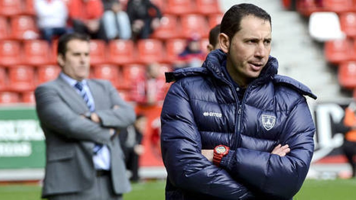 El técnico del Numancia, Pablo Machín, durante el partido en Gijón. / ÁREA 11-