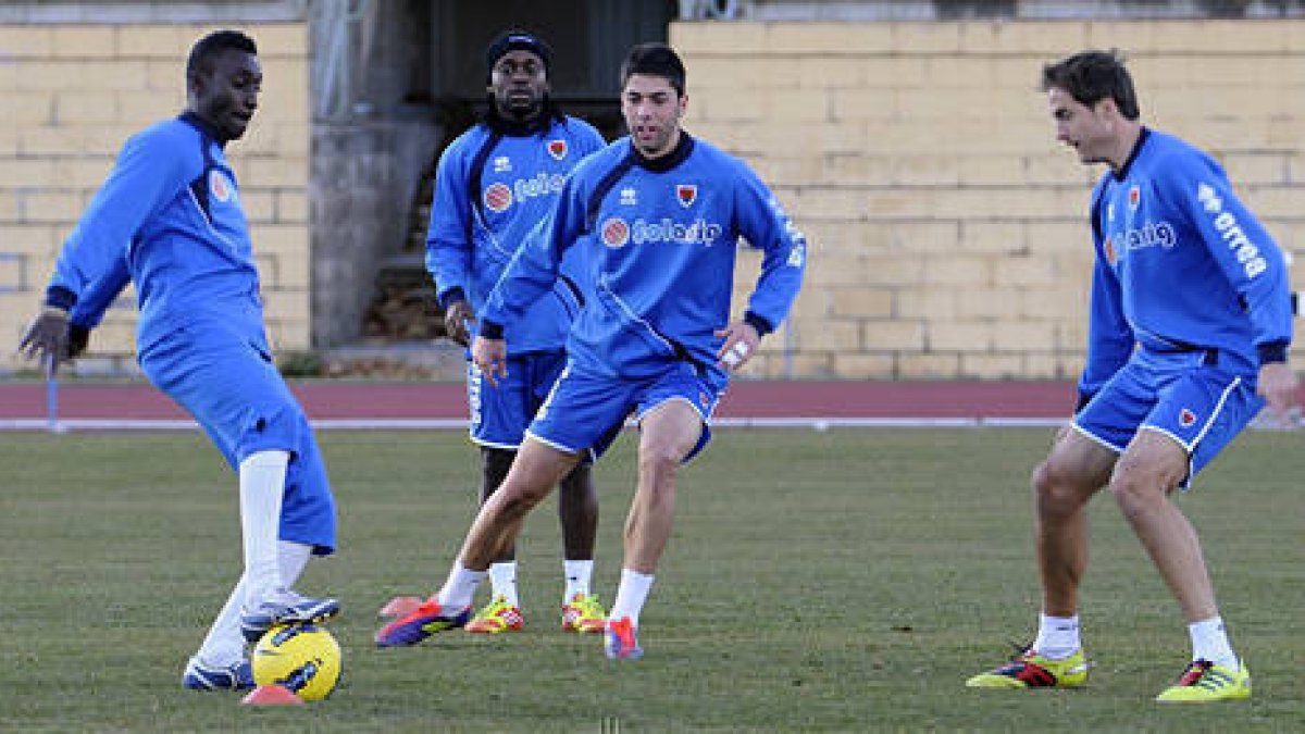 Lago Junior, Cedrick, Juanjo y Culebras en el entrenamiento de ayer. / U. Sierra-