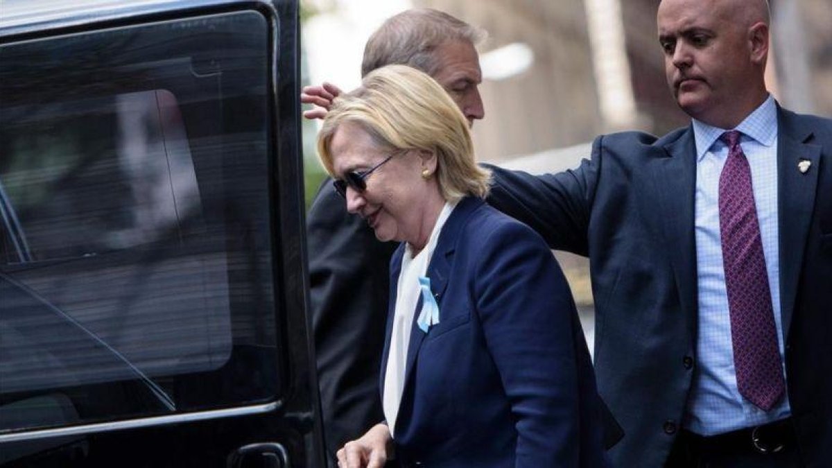 Clinton entra en su coche oficial tras abandonar el domingo la casa de su hija Chelsea en Nueva York.-AFP / BRENDAN SMIALOWSKI