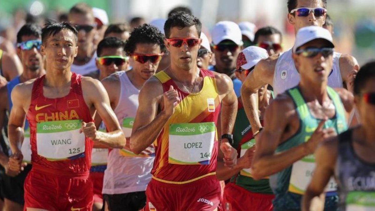 Miguel Ángel López, en el centro del gupo, al inicio de la prueba.-EFE / SEBASTIAO MOREIRA