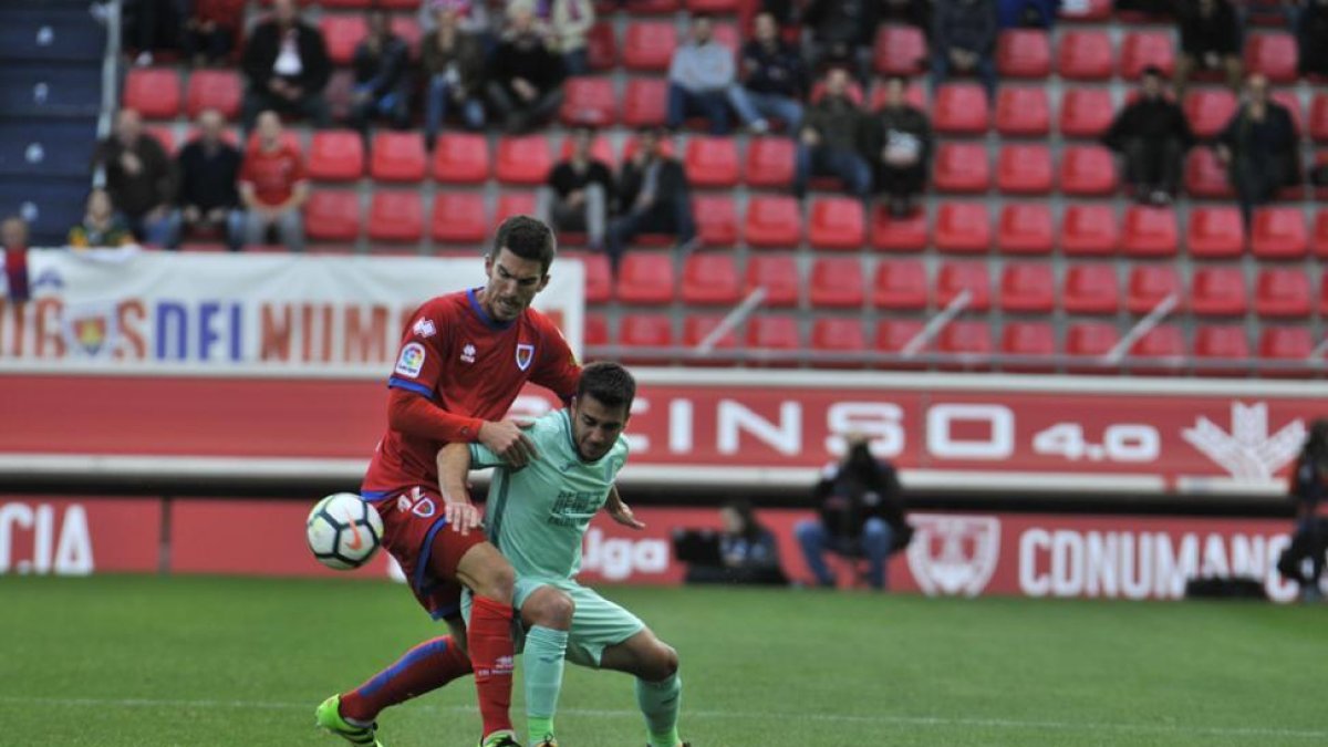 El Granada fue el primero que asaltó Los Pajaritos, en la imagen Carlos Gutiérrez con Joselu.-Valentín Guisande