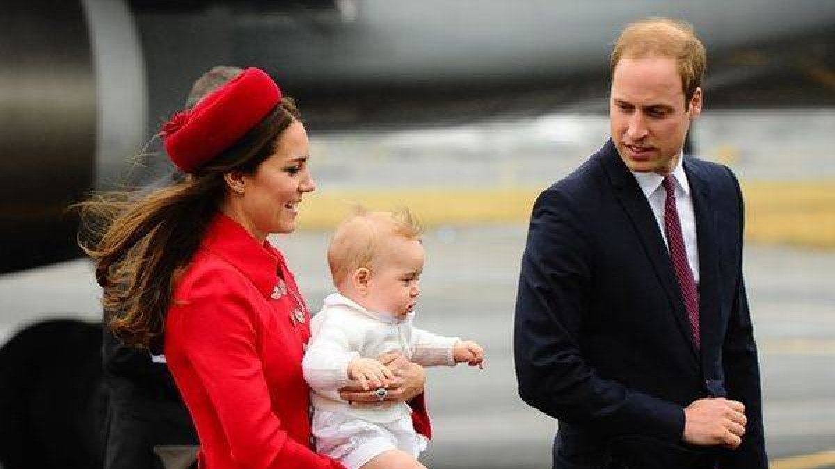 Los duques de Cambridge, con su primer hijo, el príncipe Jorge, el pasado abril en Nueva Zelanda.-Foto: AFP / MARK TANTRUM