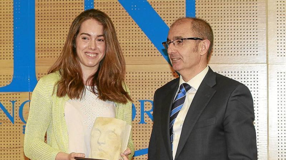 El director general de Iberaval, Pedro Pisonero, entregó el galardón a Jara Valtueña.-