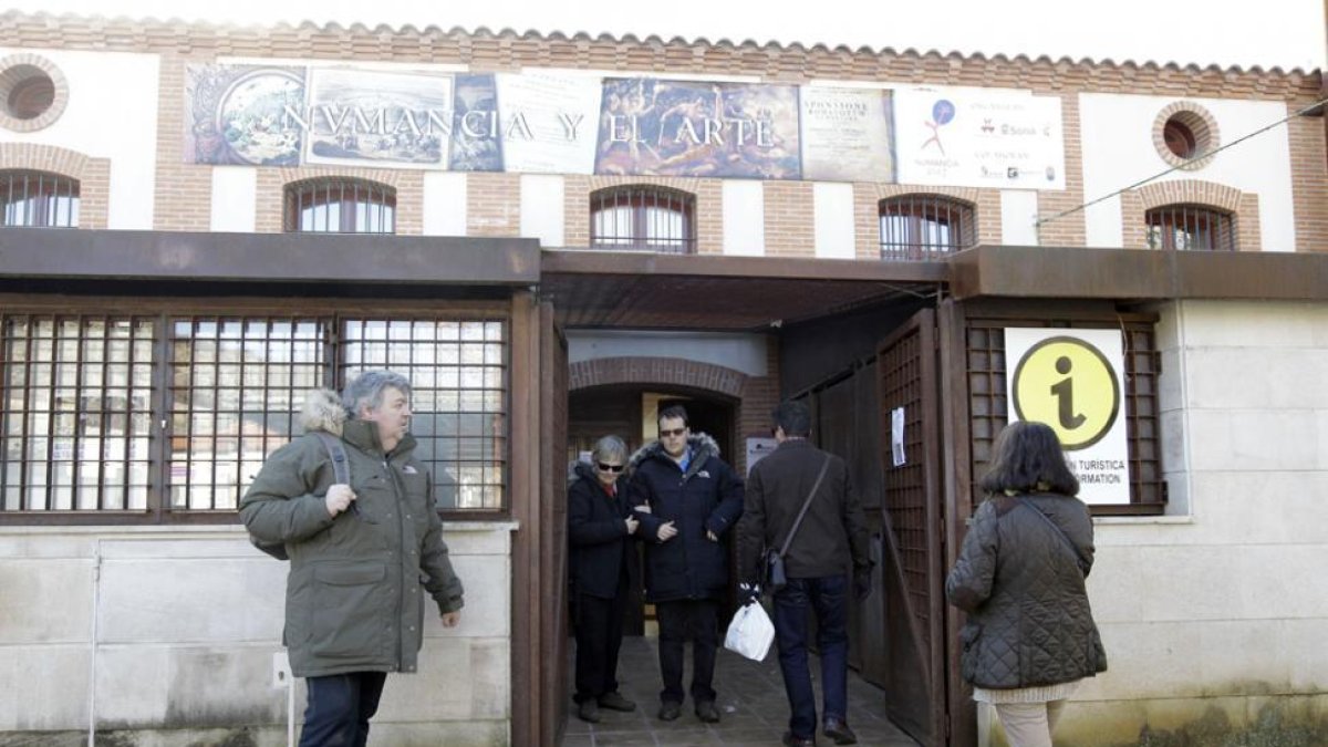 Trajín en el centro de recepción de visitantes.-LUIS ÁNGEL TEJEDOR