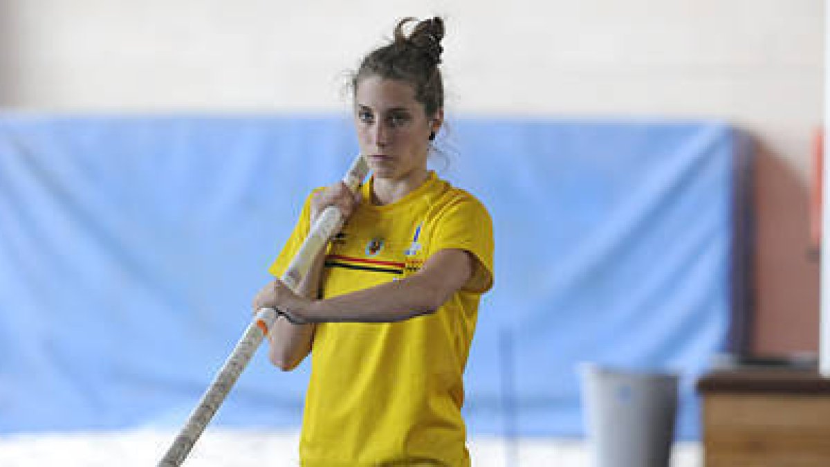 La pertiguista que entrena en las instalaciones del Caep Soria, Carla Franch. / VALENTÍN GUISANDE-