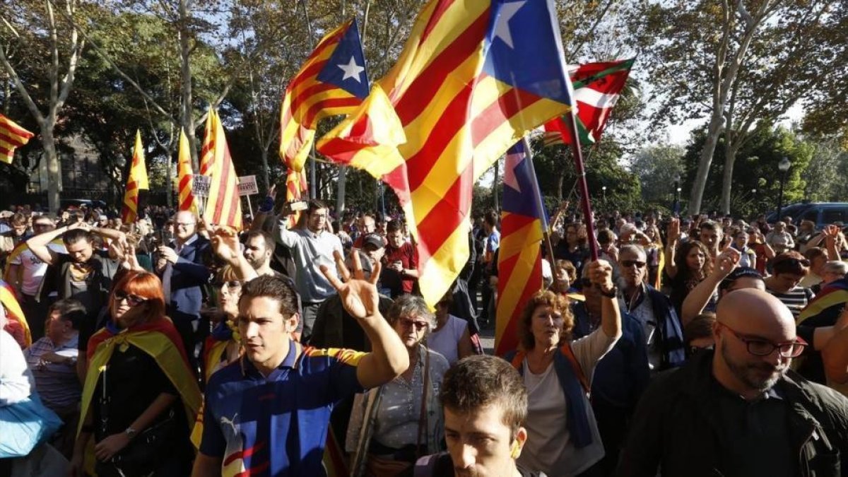 Concentración de apoyo al Govern y a la independencia de Catalunya en el paseo de Picasso.-JULIO CARBÓ
