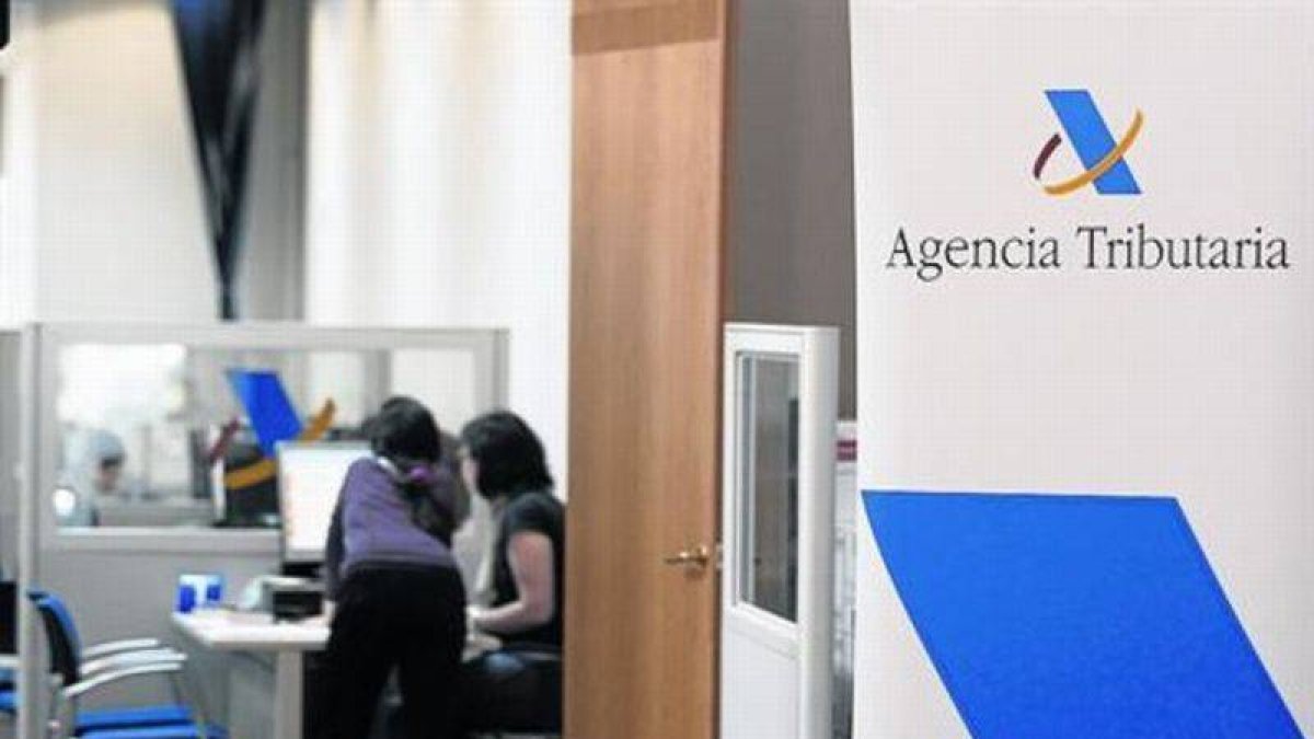 Oficina de la Agencia Tributaria en Barcelona.-Foto: RICARD CUGAT