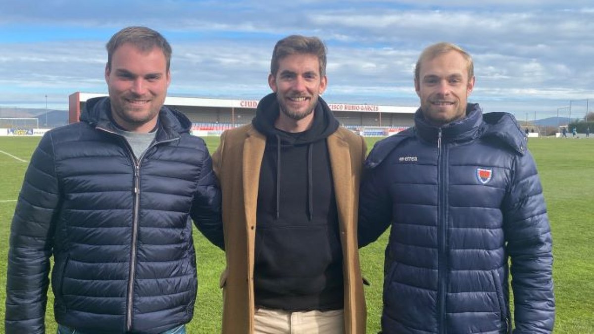 Pablo Cortés, en el centro de la imagen en la Ciudad Deportiva del Numancia. CD NUMANCIA