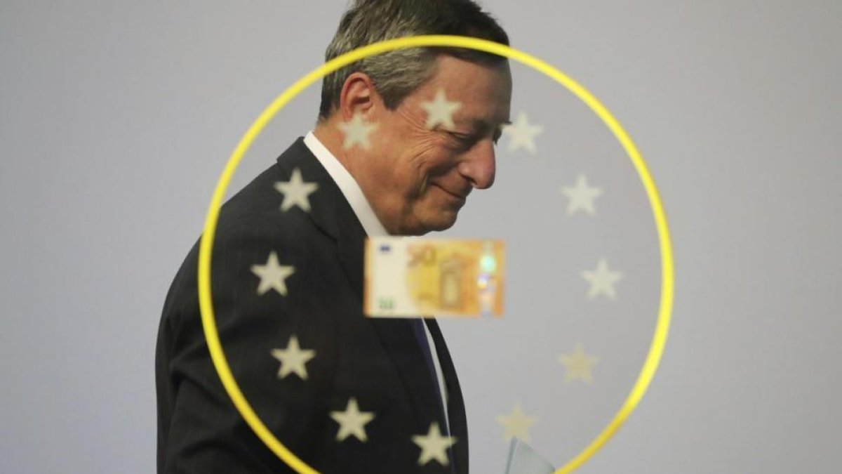 Mario Draghi tras un billete de 50 euros.-