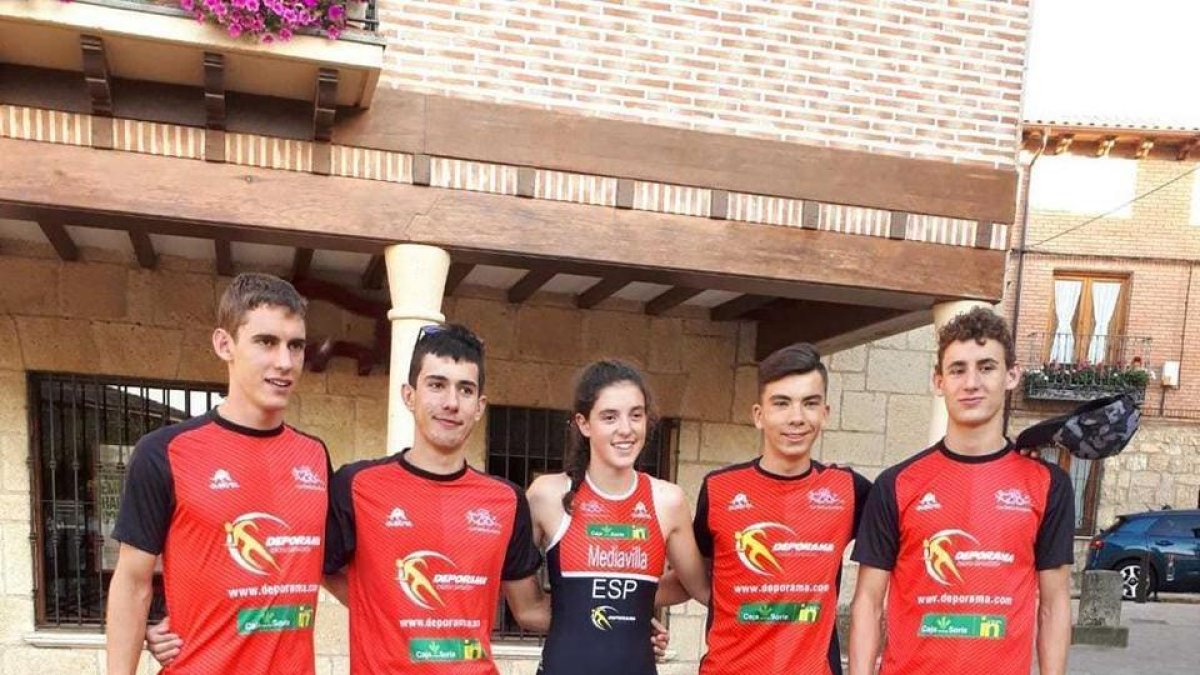 Los triatletas sorianos que competían el domingo en el Regional de triatlón cross.-HDS