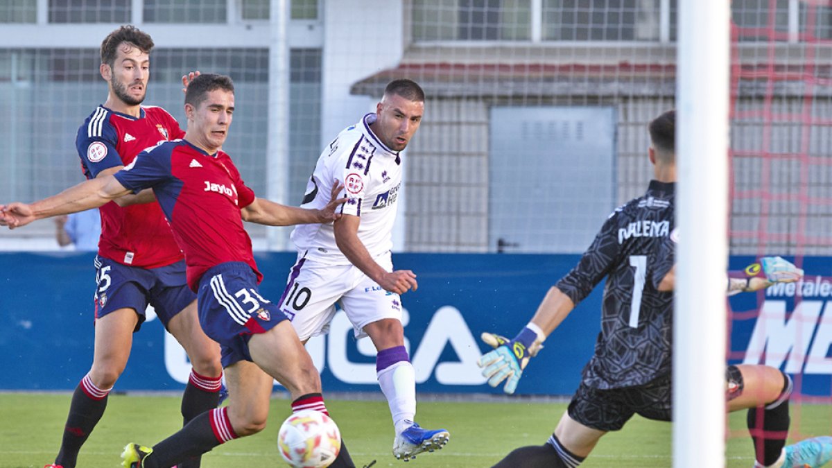 Carrillo lanza a portería durante el partido del pasado jueves en Tajonar frente a Osasuna Promesas. HDS