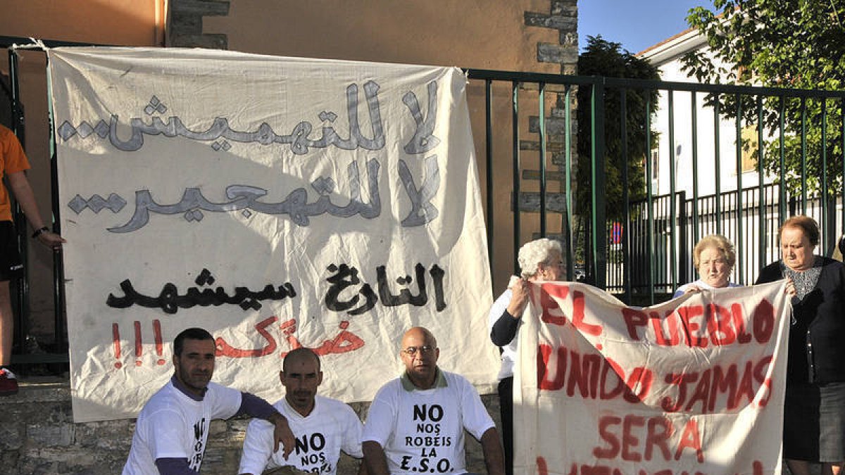 Los padres de San Pedro durante una protesta el verano pasado. / VALENTÍN GUISANDE-