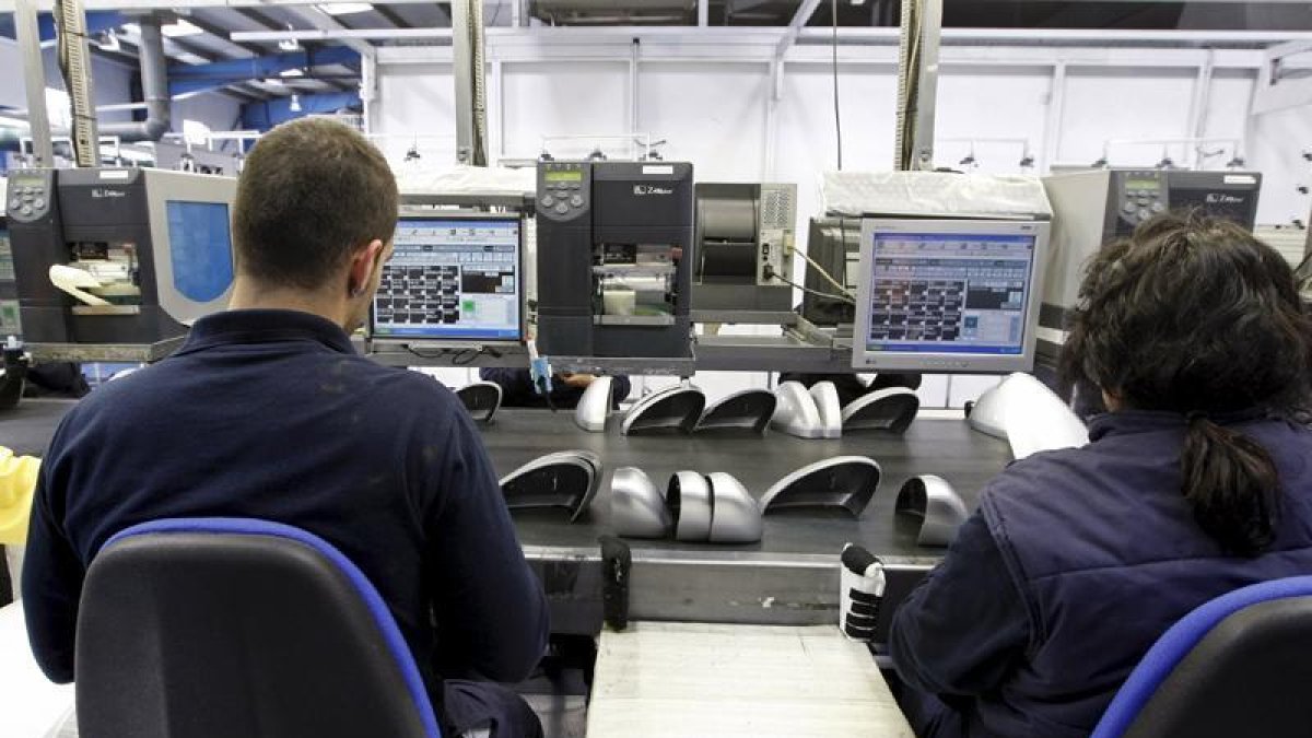 Trabajadores de Fico Mirrors analizan carcasas de retrovisores.-HDS