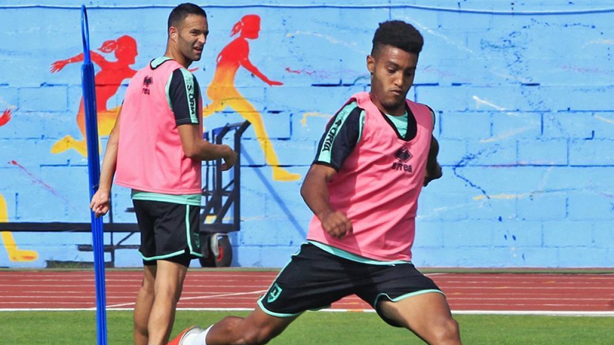 Antonio Otegui, durante un entrenamiento con el Numancia en el anexo de Los Pajaritos.-MARIO TEJEDOR