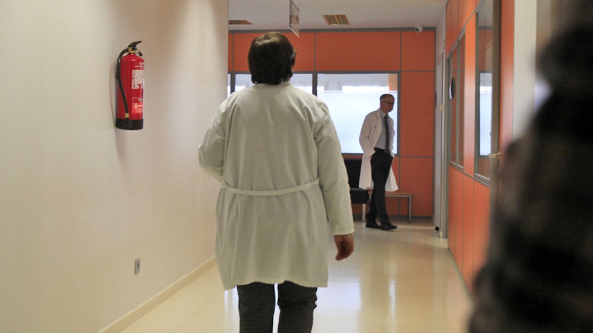 Sacyl contrata un médico exclusivo para tratar el coronavirus en casa.-M.T.