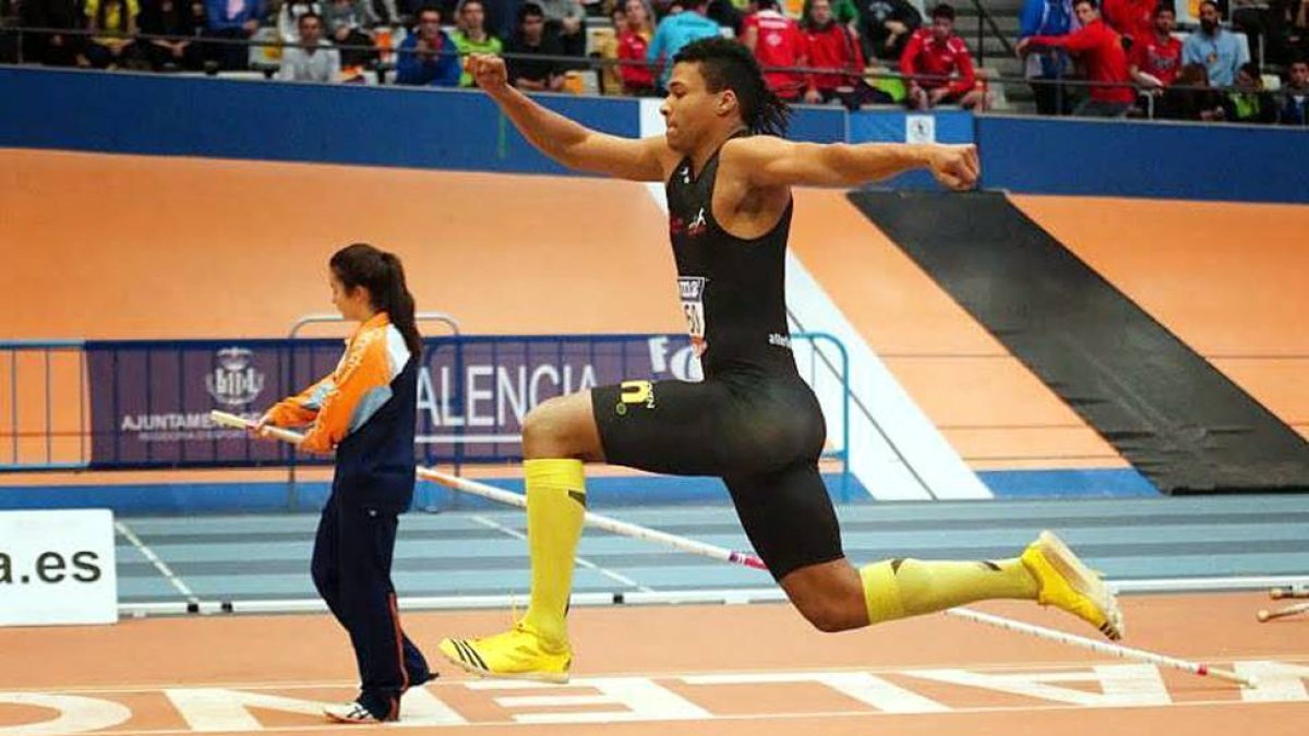 Alejandro Matantu en un salto en el Nacional de Valencia.-Caep Soria