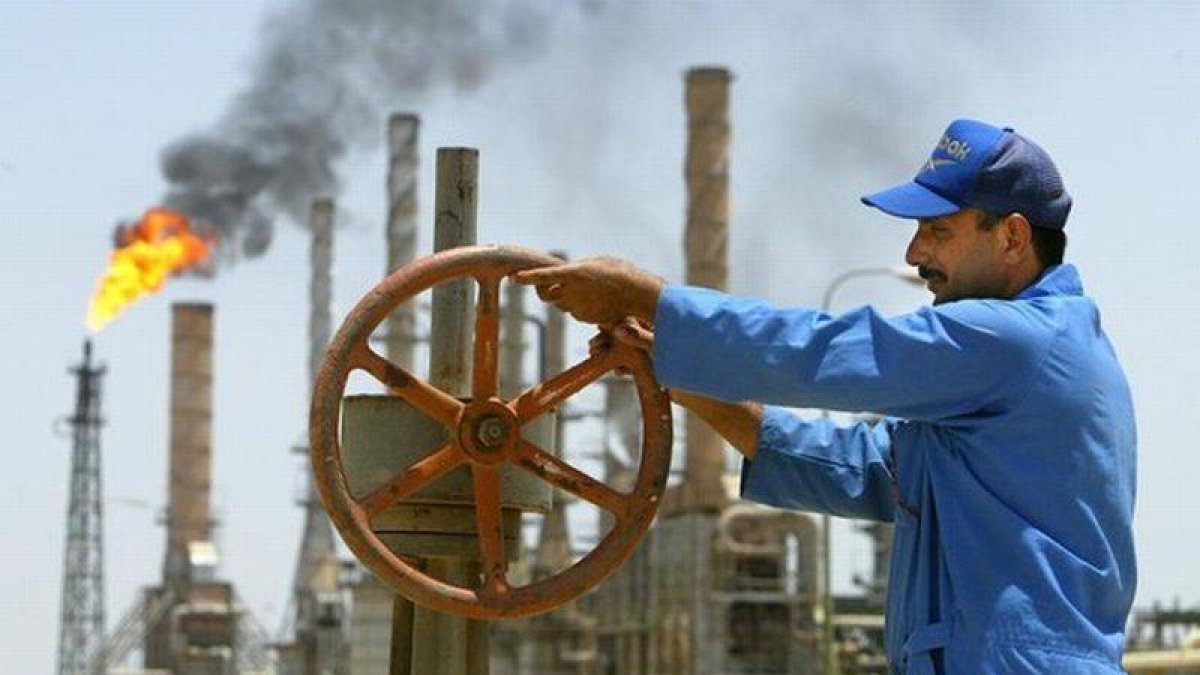 Un trabajador de una refinería de Basrah, en Irak.-Foto: ARCHIVO / REUTERS