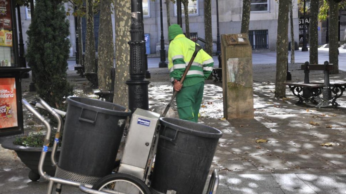 Un trabajador de limpieza en la plaza de San Esteban.-Valentín Guisande