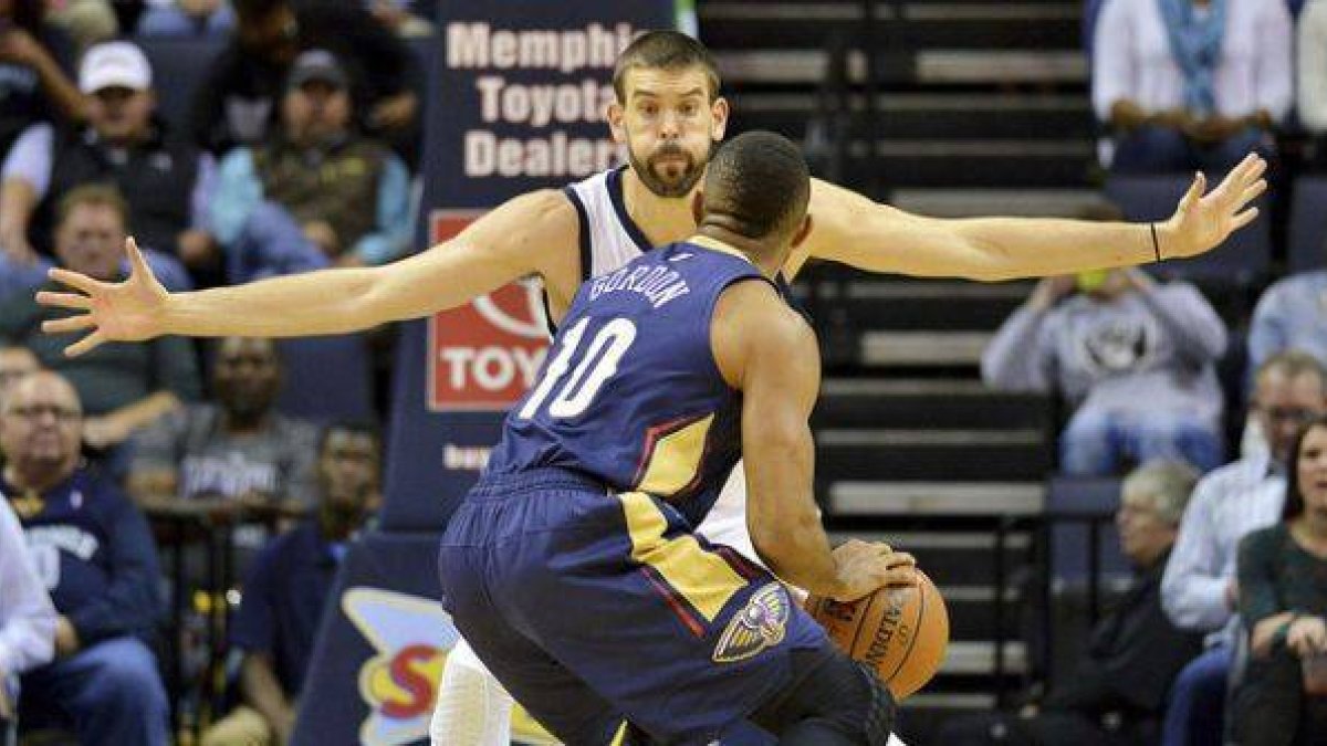 Marc Gasol defiende ante Eric Gordon, durante el partido que ha enfrentado a los Grizzlies y los Pelicans.-Foto: AP / BRANDON DILL