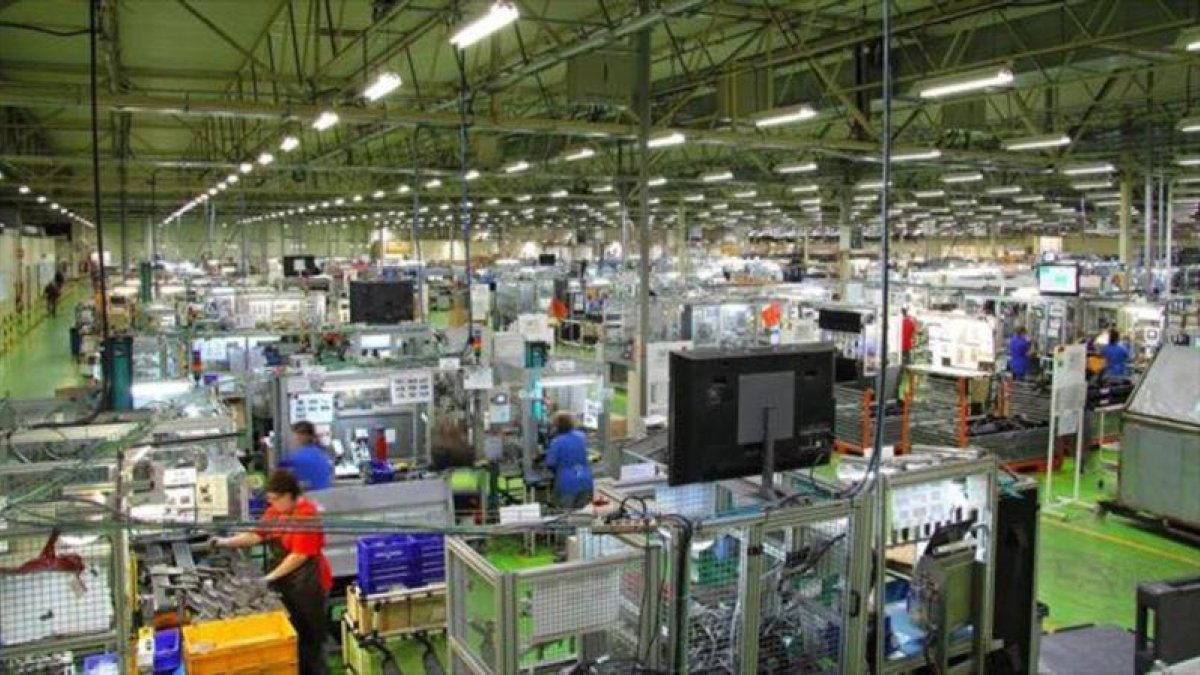 Actividad en la factoría de Ficosa en Viladecavalls (Vallès Occidental).-EL PERIÓDICO