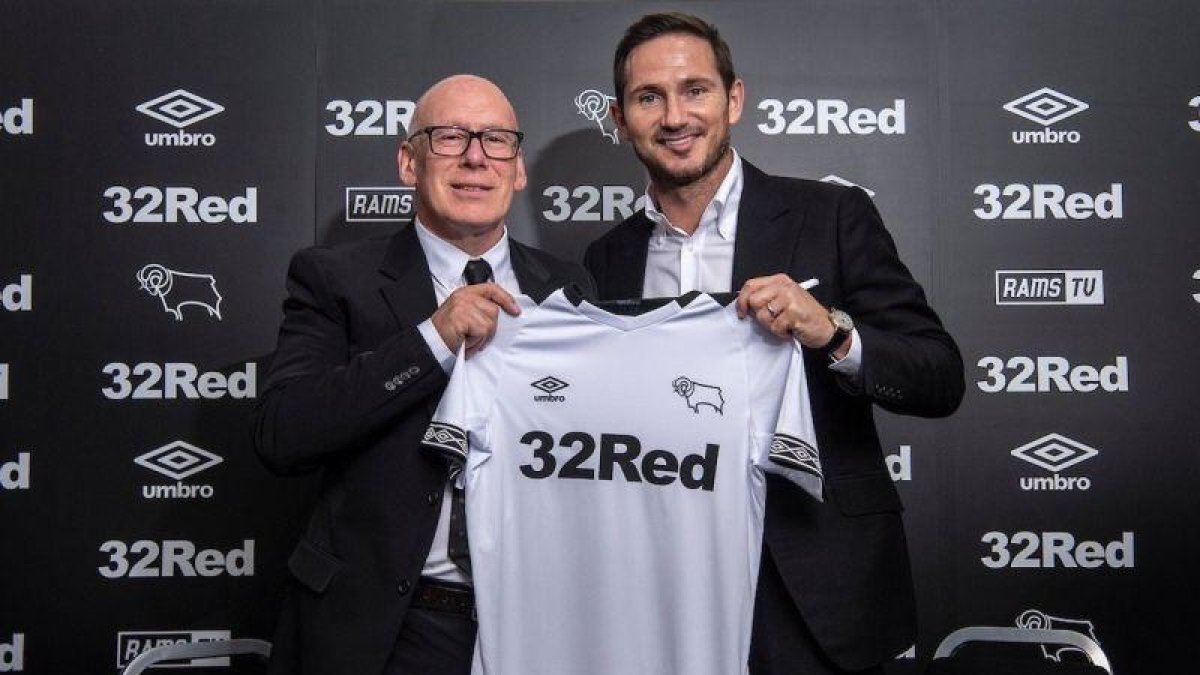 Frank Lampard posa con la camiseta del Derby County en su presentación.-TWITTER