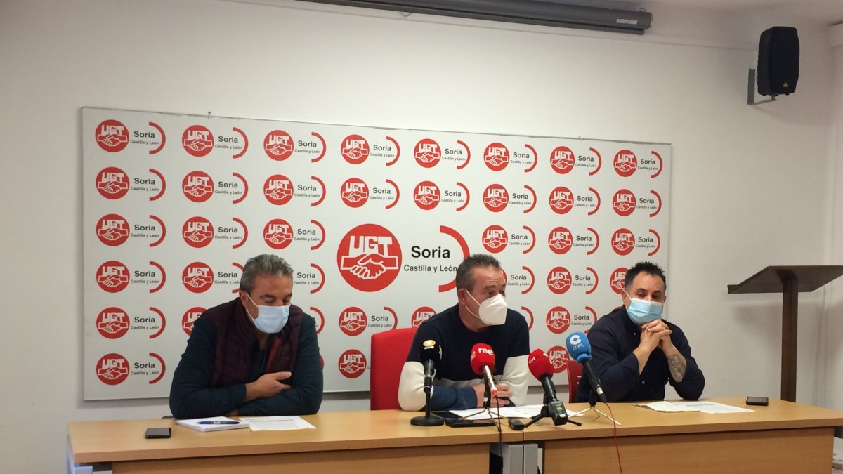 Los representantes de UGT Pablo Soria, Hilario Sancho y Juan Carlos García en la presentación del acuerdo de cárnicas. M.H.