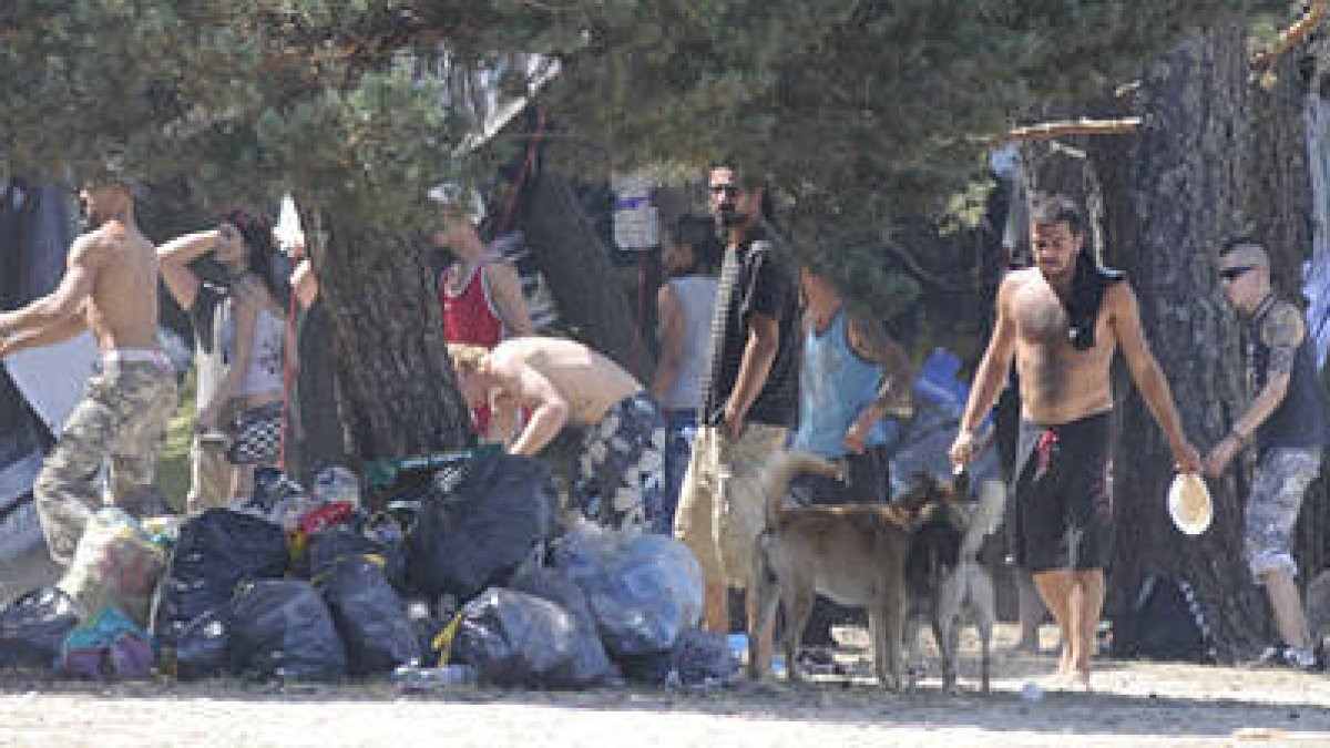 Un grupo de jóvenes ayer en el pantano. / V.G.-