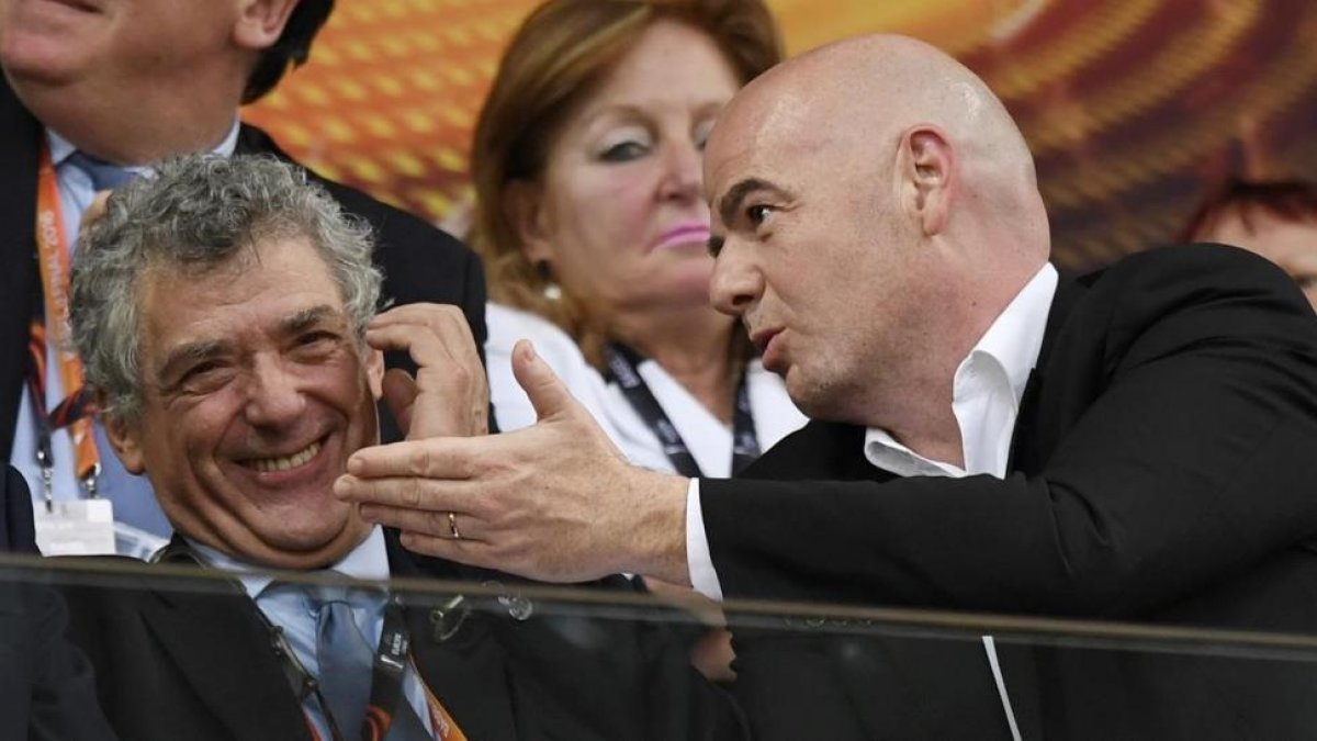 Ángel María Villar y Gianni Infantino, presidente de la FIFA.-/ AP / LAURENT GILLERON