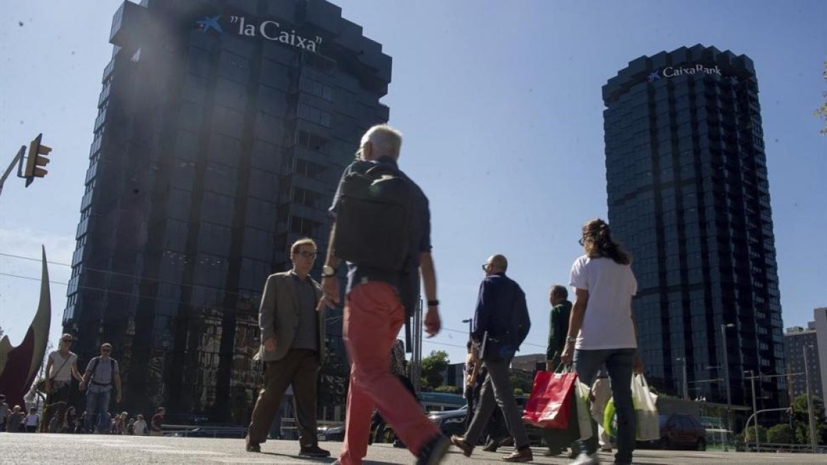 Sede de CaixaBank en Barcelona.-ENRIC FONTCUBERTA