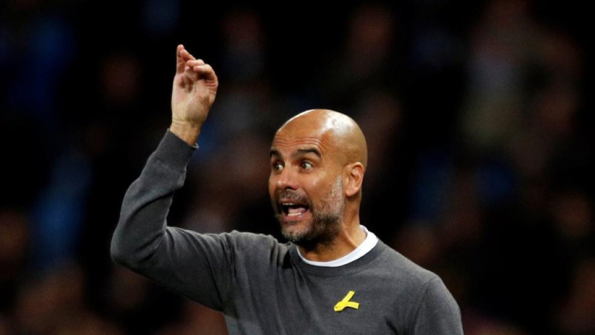 Pep Guardiola, con el lazo amarillo, durante la victoria de su equipo ante el Feyenord, en la Champions.-PHIL NOBLE (REUTERS)