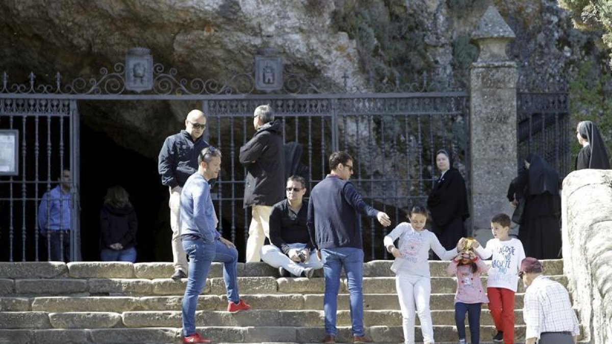 Turistas en la entrada de San Saturio.-Luis Ángel Tejedor