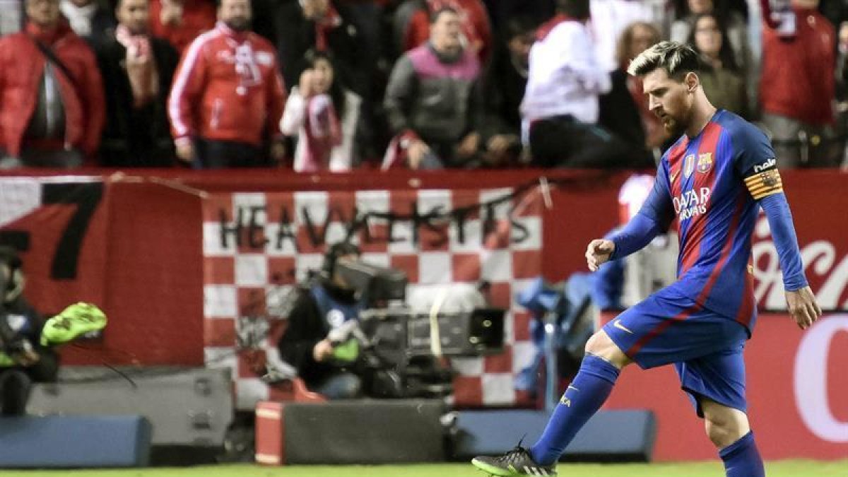 Messi patea con rabia su bota rota.-EFE